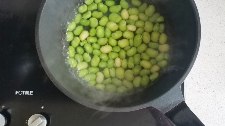 #闹元宵#蚕豆米炒鸡蛋,锅中烧开水,放入蚕豆米焯水一分钟,