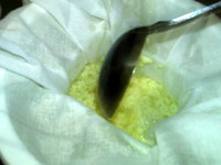 #闹元宵#自制卤水豆腐,在豆腐盒中铺上纱布,舀入正在沉淀的豆浆