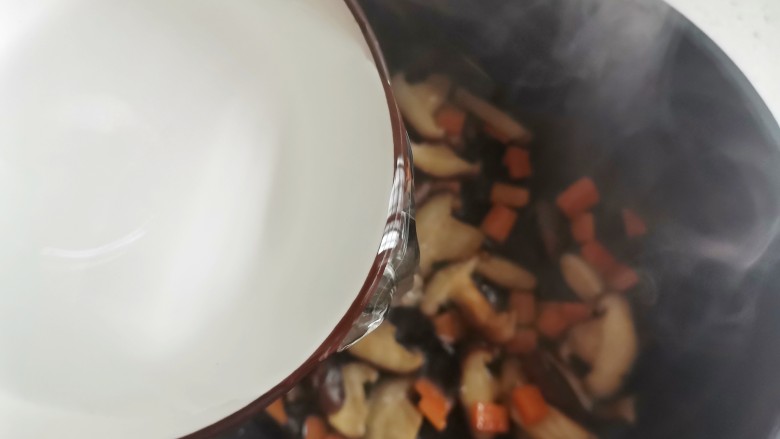 #闹元宵#香菇鸡蛋汤,加入一大碗水煮开,