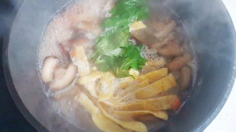 #闹元宵#香菇鸡蛋汤,煮开放入芹菜叶,