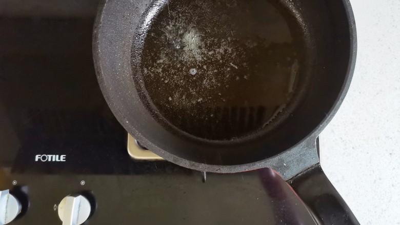 #闹元宵#茭白炒鸡蛋,锅中热油,