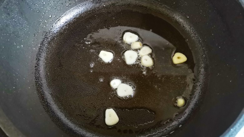 #闹元宵#茭白炒鸡蛋,另起锅热油爆香大蒜,