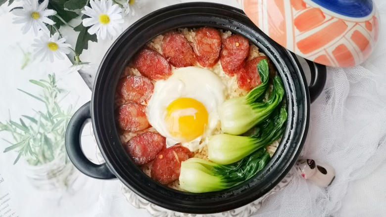 #闹元宵#砂锅腊肠饭,码入青菜,