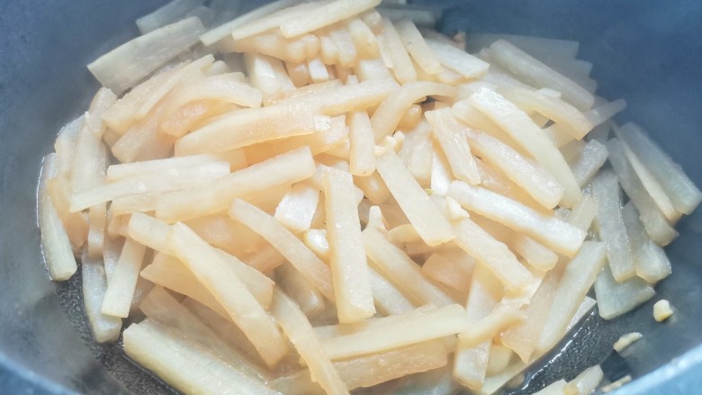 #闹元宵#炒萝卜条,翻炒均匀。
