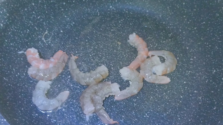 #闹元宵#西蓝花炒虾仁,锅内再加入少许食用油,加入虾仁翻炒