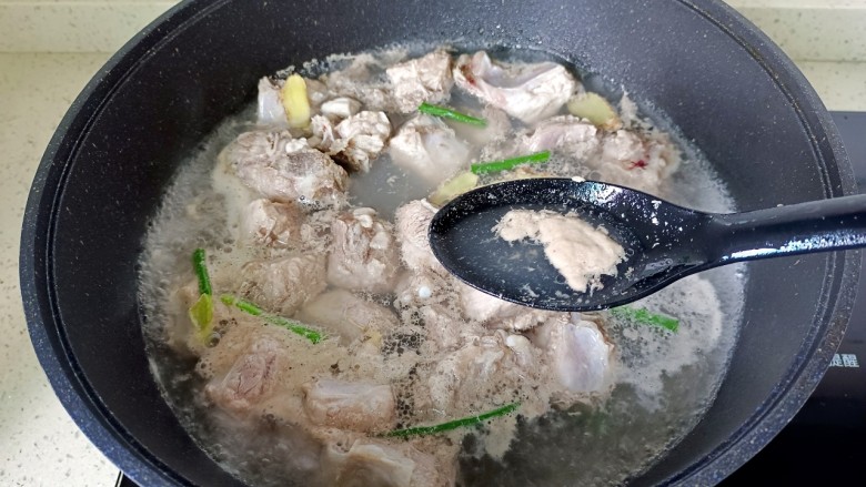 鹿茸菇萝卜排骨汤,开大火焯水,焯水时撇去浮沫。