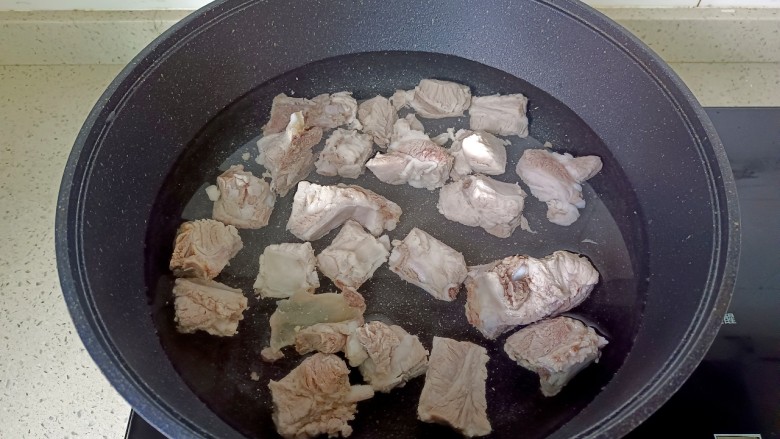 鹿茸菇萝卜排骨汤,排骨重新冷水下锅【一次性加满所需要的水,中途不要加水】