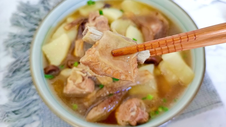 鹿茸菇萝卜排骨汤,排骨炖的超级软烂入味!