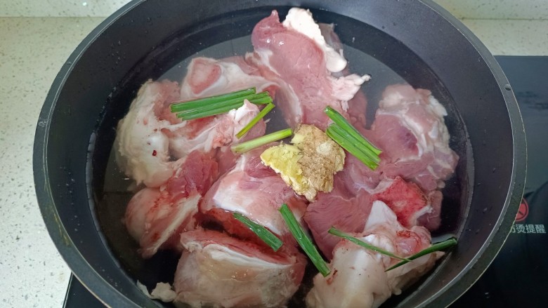 莲藕胡萝卜筒骨汤,筒骨冷水下锅,加入葱,葱姜。