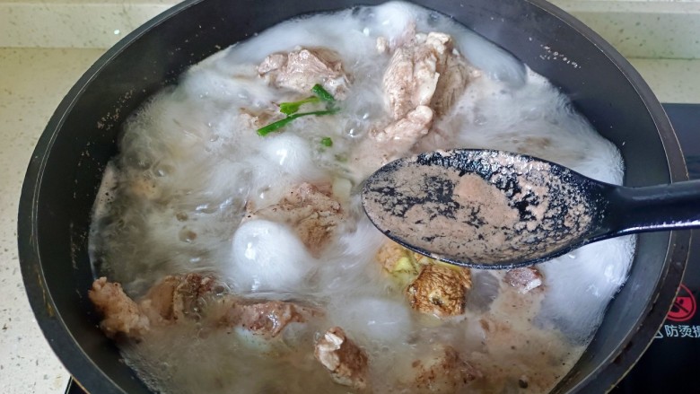 莲藕胡萝卜筒骨汤,开大火焯水,水开撇去表面浮沫,焯水两分钟后捞出清洗干净。