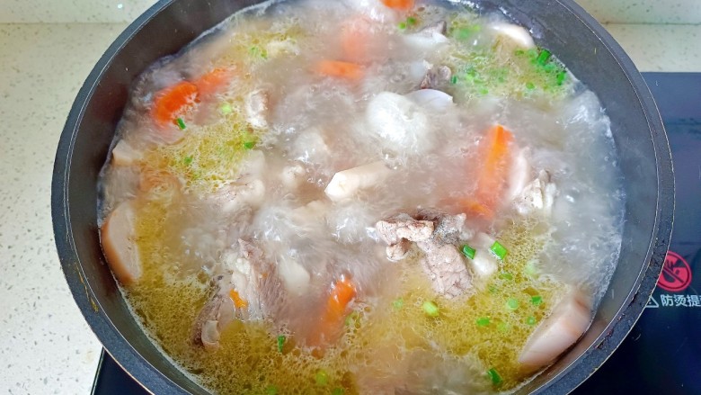 莲藕胡萝卜筒骨汤,出锅前撒葱花即可出锅!