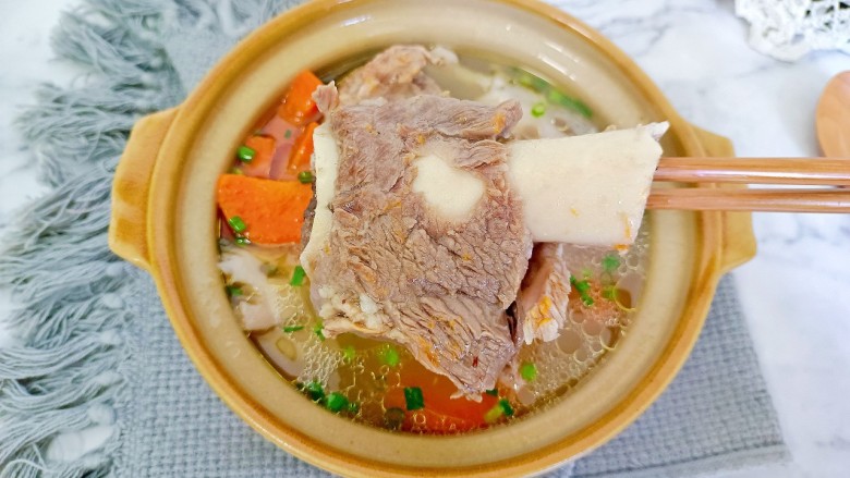 莲藕胡萝卜筒骨汤,筒骨太香了吧!