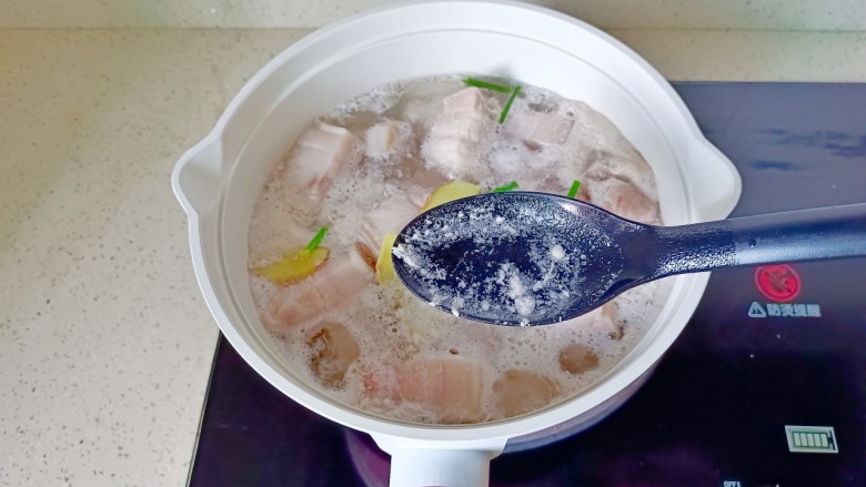 红烧芋艿五花肉,水开后撇去表面的浮沫,捞出五花肉,清洗干净,晾干水分。