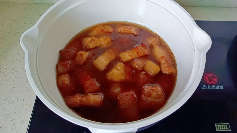 红烧芋艿五花肉,加上开水没过五花肉,开大火煮开转中火炖半小时。