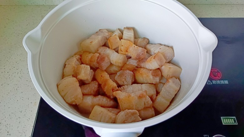 红烧芋艿五花肉,锅里放适量的油,放入五花肉煸炒至两面微黄盛盘备用。