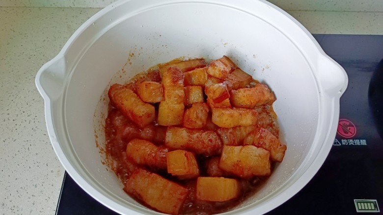 红烧芋艿五花肉,放入冰糖炒出糖色,再加入炒好的五花肉翻炒均匀。