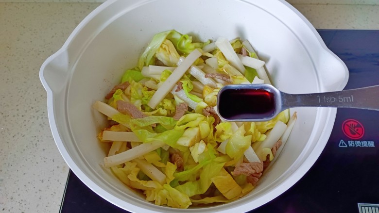 圆白菜牛肉炒年糕,加生抽一勺。