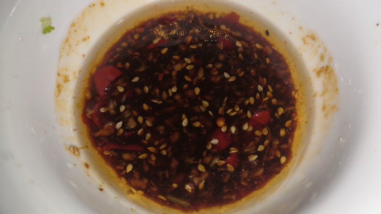 空气炸锅烤茄子,油温热了,浇在料汁上拌匀