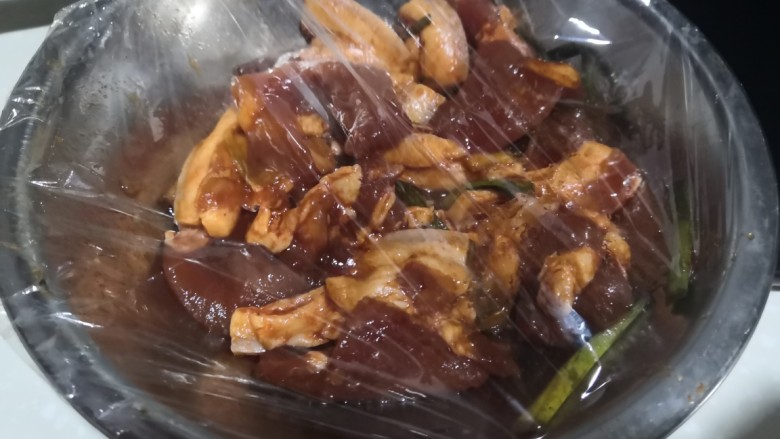 空气炸锅烤五花肉,用保鲜膜放冰箱冷藏最少1小时入味