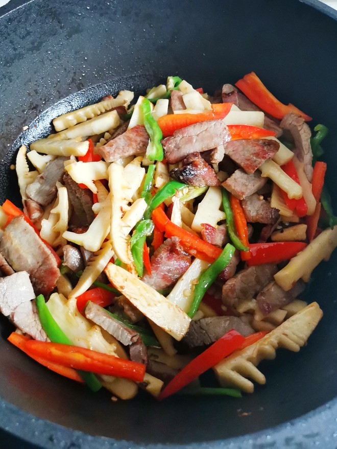 #闹元宵#春笋炒腊肉,炒匀,