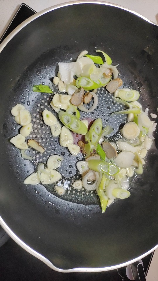 #闹元宵#羊杂汤,锅中烧油,加入葱姜蒜爆香