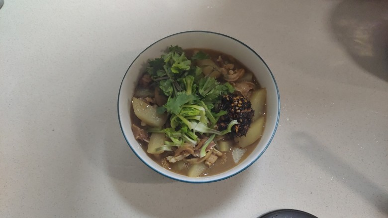 #闹元宵#羊杂汤,加入一勺油辣椒,撒上适量香菜