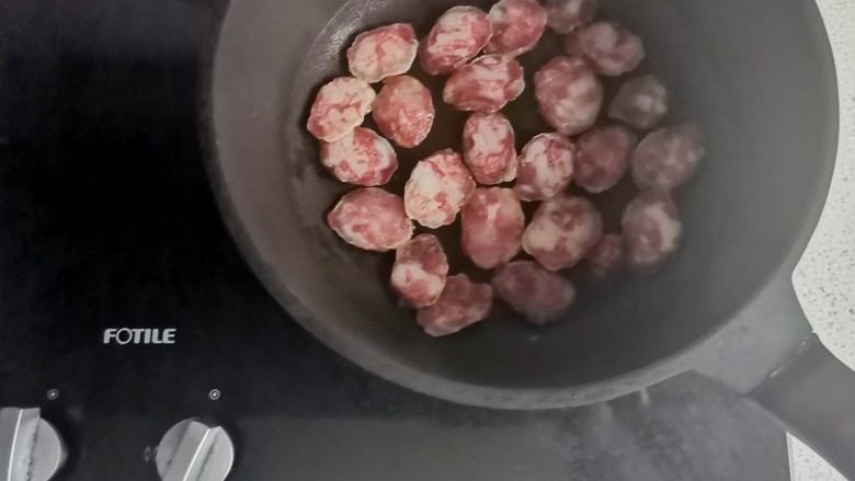 #闹元宵#腊肠炒四季豆,放入腊肠,