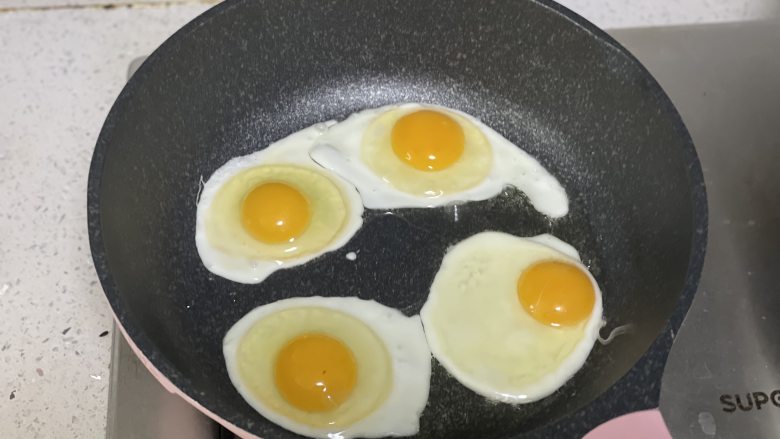 糖醋荷包蛋简直太费米饭了,比肉还好吃!你一定要试试,锅里热油,磕入<a style='color:red;display:inline-block;' href='/shicai/ 9'>鸡蛋</a>