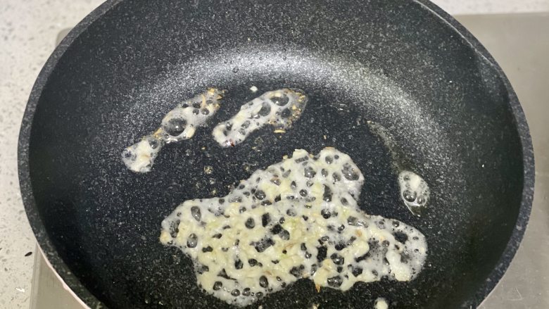 糖醋荷包蛋简直太费米饭了,比肉还好吃!你一定要试试,锅里留底油,下蒜末炒香