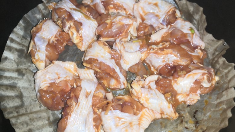 空气炸锅版蒜香鸡翅,把腌制好的,鸡翅铺上