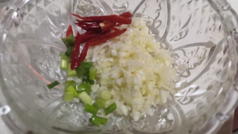 空气炸锅版蒜香鸡翅,葱末,小米椒,蒜末备好,最后用