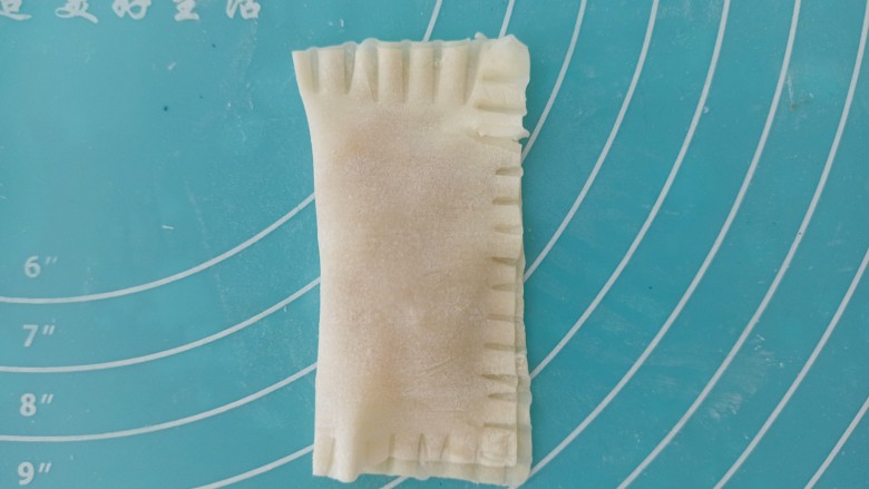 馄饨皮香蕉派,对折后用叉子压一下边缘处封口