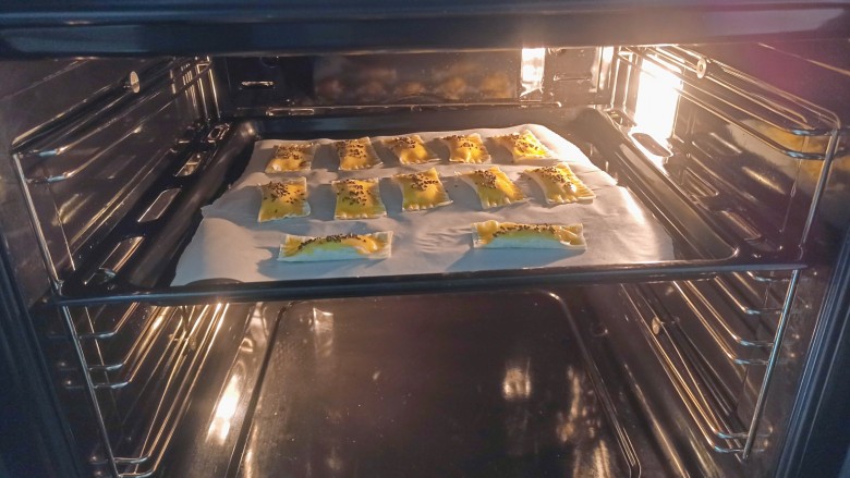 馄饨皮香蕉派,烤箱提前预热到165°,摆入烤盘