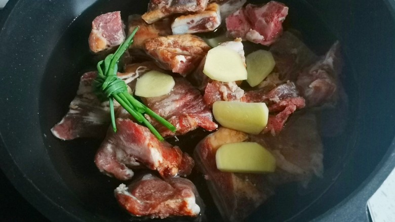 #闹元宵#烧腊排骨,排骨冷水下锅,放入葱姜料酒煮出浮沫。