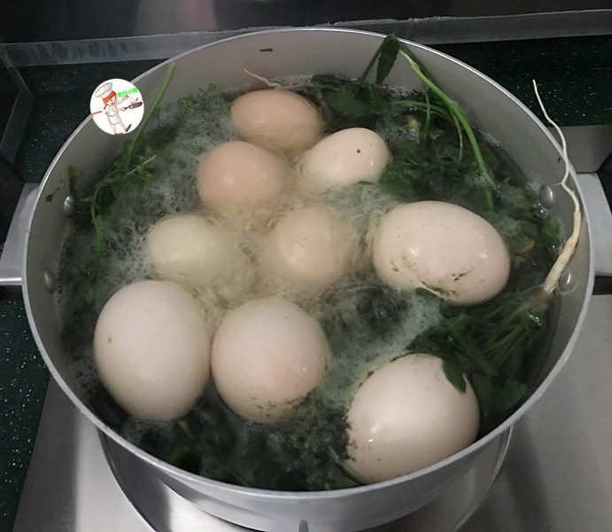 三月三荠菜花煮鸡蛋,煮开后转小火,再煮然后用勺子将蛋壳敲一敲,便于入味8分钟左右