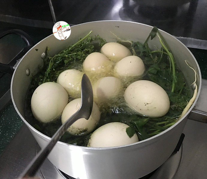 三月三荠菜花煮鸡蛋,然后用勺子将蛋壳敲一敲,便于入味