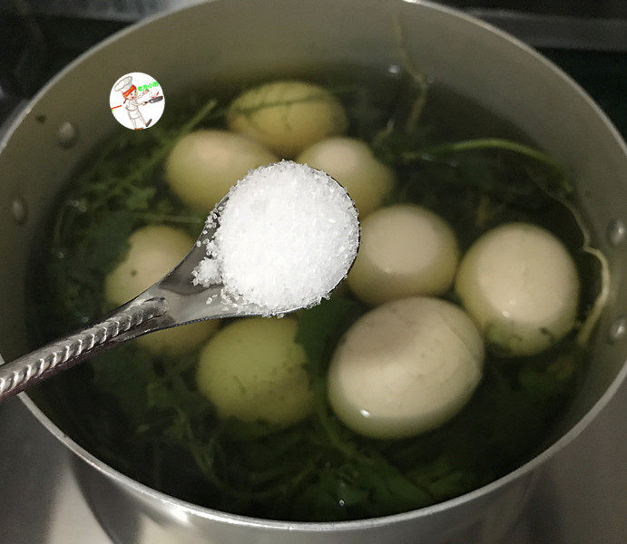 三月三荠菜花煮鸡蛋,加2小勺食盐,增加底味,吃起来更香