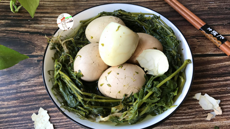 三月三荠菜花煮鸡蛋,可热吃,也可凉吃,剥开后鸡蛋上还有淡淡的花纹,很漂亮