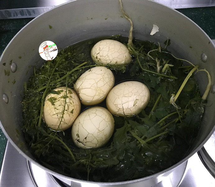 三月三荠菜花煮鸡蛋,焖制过夜,可以充分入味,另一半送给老妈吃了