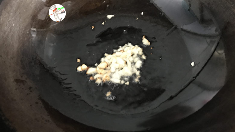 清炒豌豆苗,炒锅烧热,倒入食用油,下入2/3蒜瓣,小火炒出香味