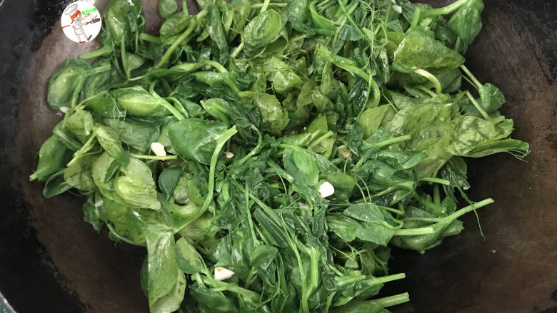 清炒豌豆苗,大火,翻炒均匀