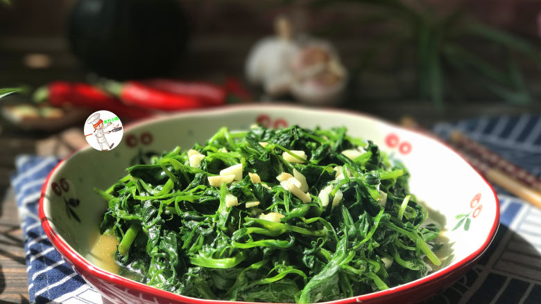 清炒豌豆苗,盛入盘中,清炒豌豆苗就做好了
