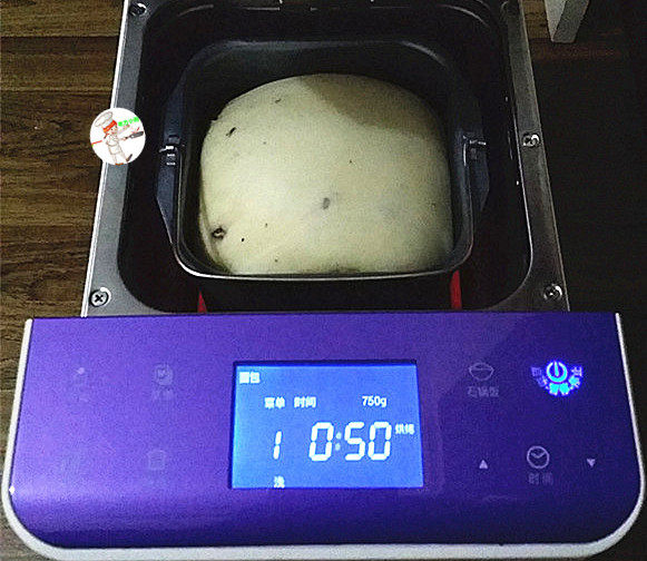 蔓越莓甜面包(一键式),当时间还剩余50分钟时,看见面包已发酵完成,开始烘烤