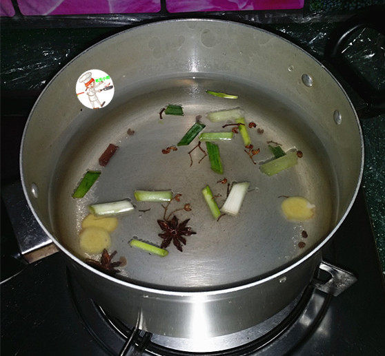 盐水鸭腿,再倒入事先预留的花椒盐和适量清水,加盖大火