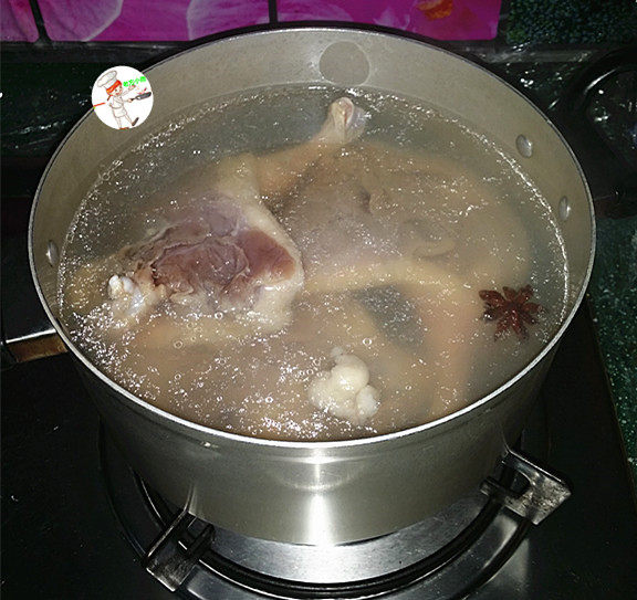 盐水鸭腿,煮开后放入晾干的腌鸭腿,水量盖过鸭腿,加盖大火