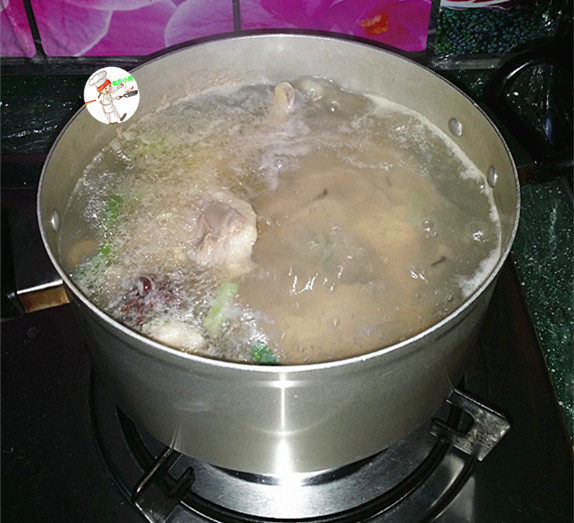 盐水鸭腿,再次煮沸,加盖转小火闷煮35~40分钟左右