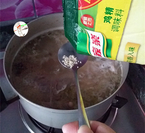 盐水鸭腿,撒入少许鸡精增鲜,不喜欢可不放;关火,加盖浸泡过夜
