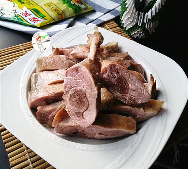 盐水鸭腿,装入盘中,鸭肉细嫩,鲜香味美
