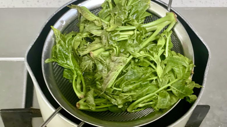 春天的味道,香椿肉末拌面,好吃到舔盘!,锅里烧开水,放入香椿焯至变成绿色,捞出沥水