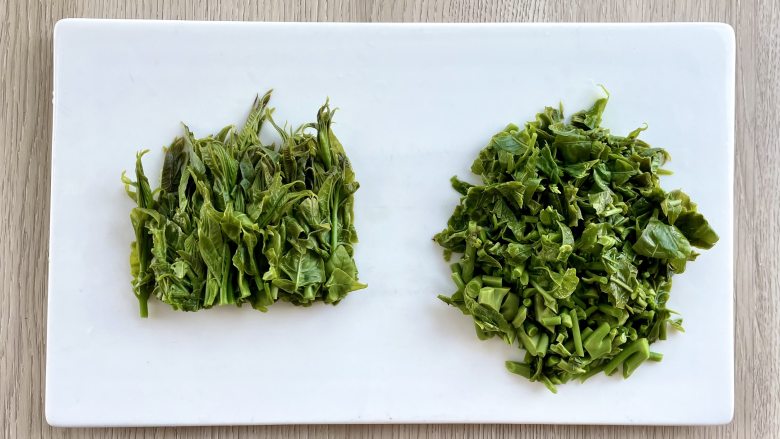 春天的味道,香椿肉末拌面,好吃到舔盘!,把香椿切去根部,留一部分摆盘,余下的香椿切碎